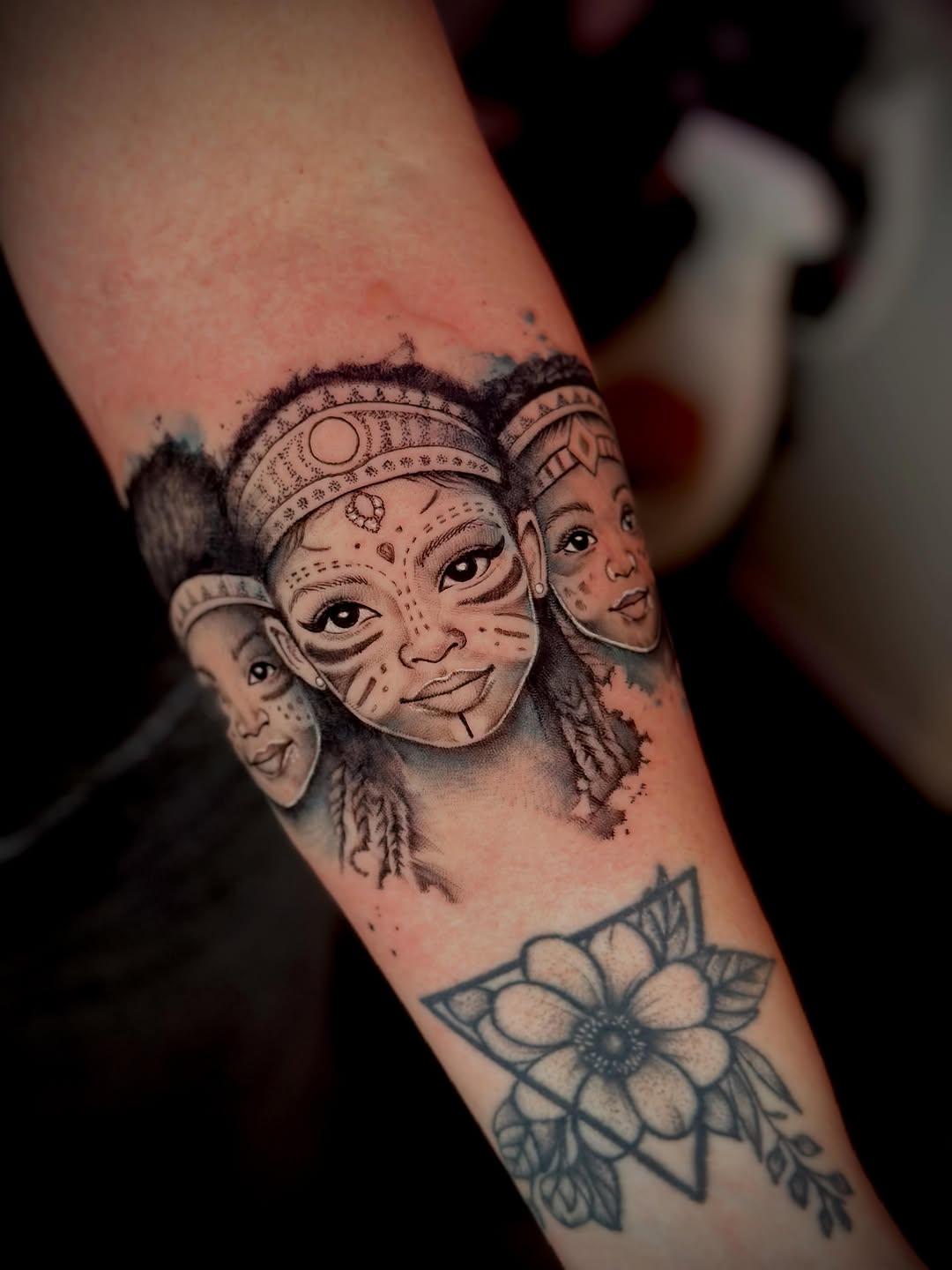 Tatouage trois visages réaliste black & grey — guiibo
