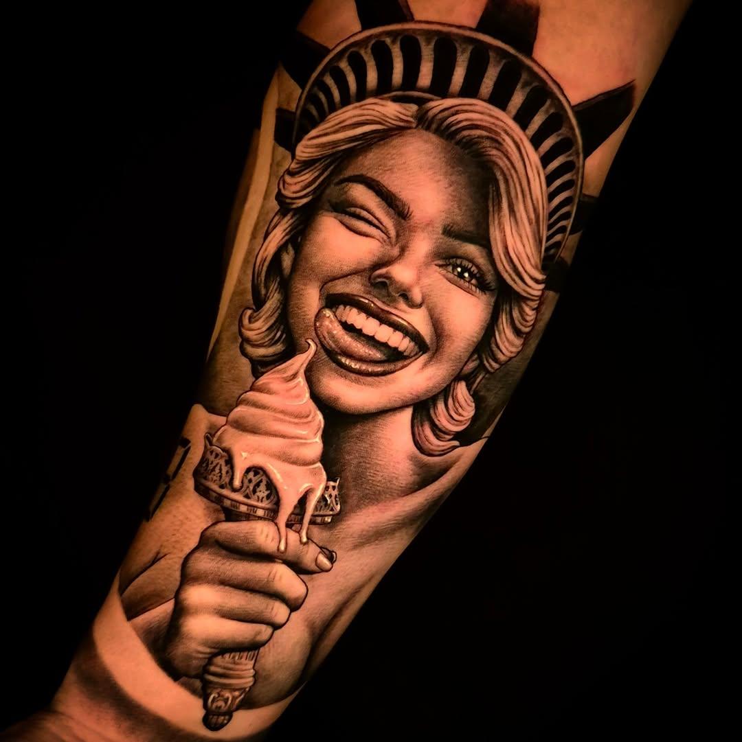 Tatouage Statue de la Liberté stylisée néo-trad — krocogarcia_tattoo