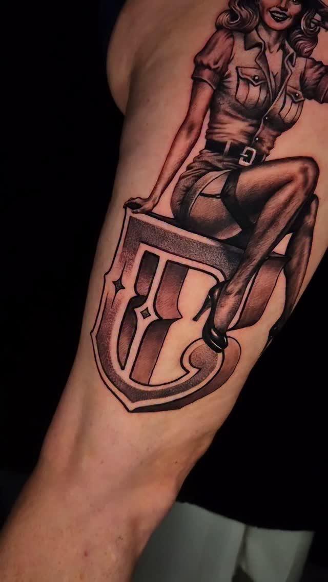 Tatouage pin-up vintage néo-trad réaliste — krocogarcia_tattoo