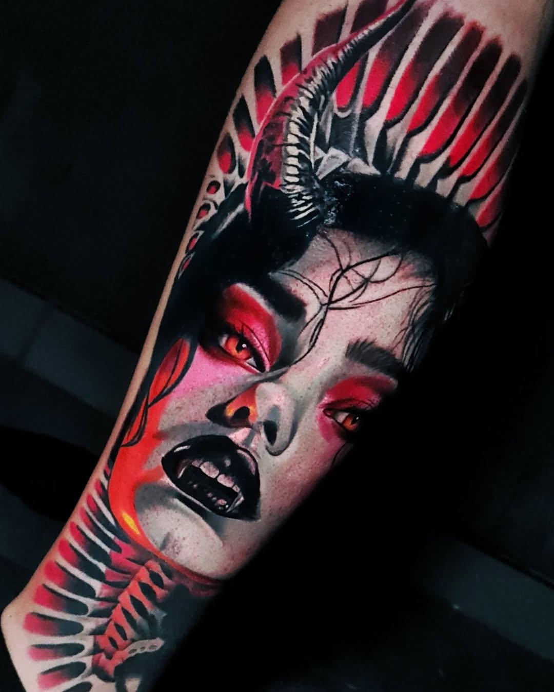 Projet Devil terminé, tatouage réaliste noir & rouge.