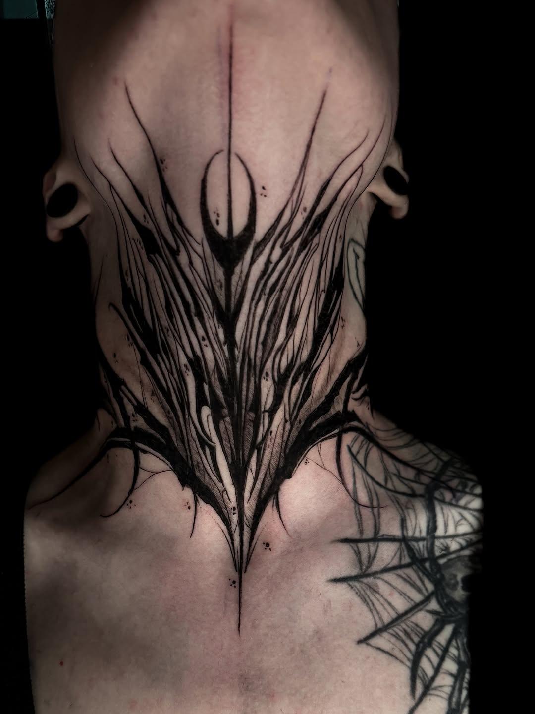 Tatouage abstrait organique blackwork — sebotis