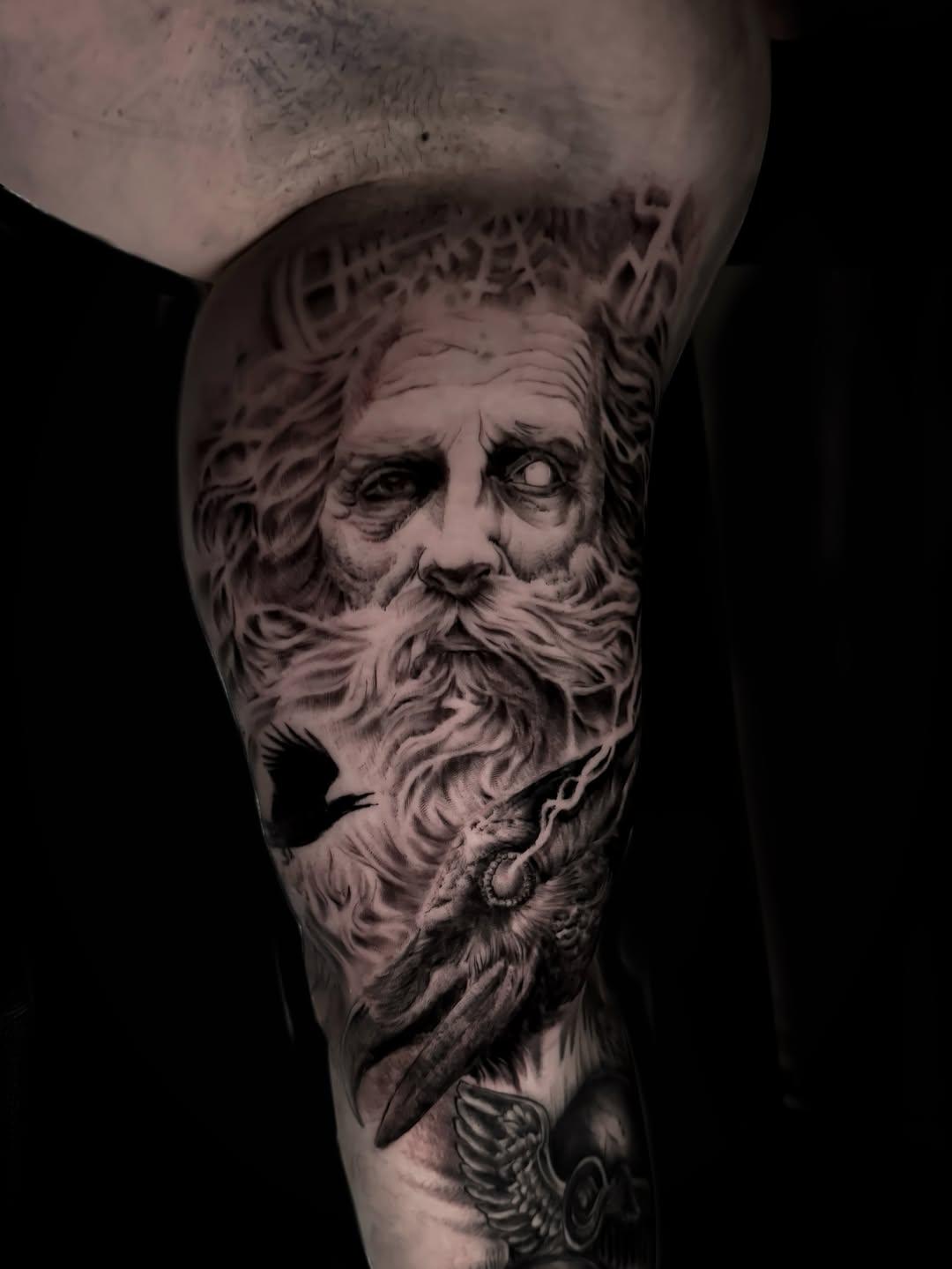 Tatouage corbeau mythologie nordique blackwork dark — sebotis