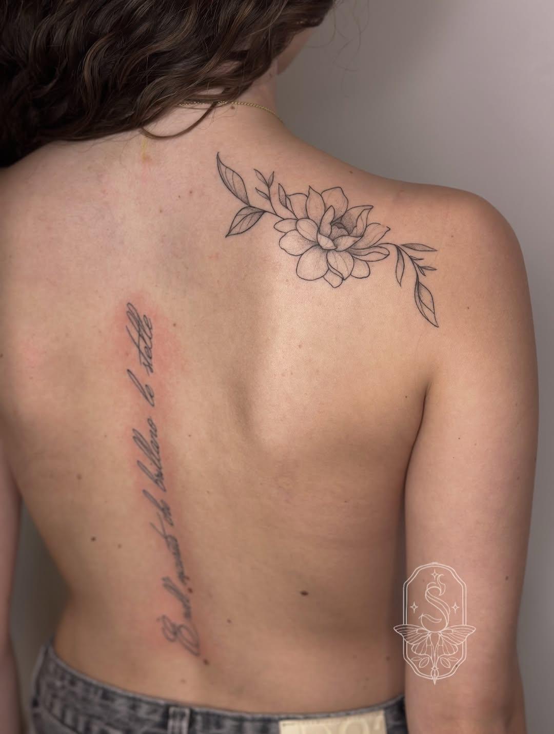Tatouage floral et lettrage cursif fine line — seipha