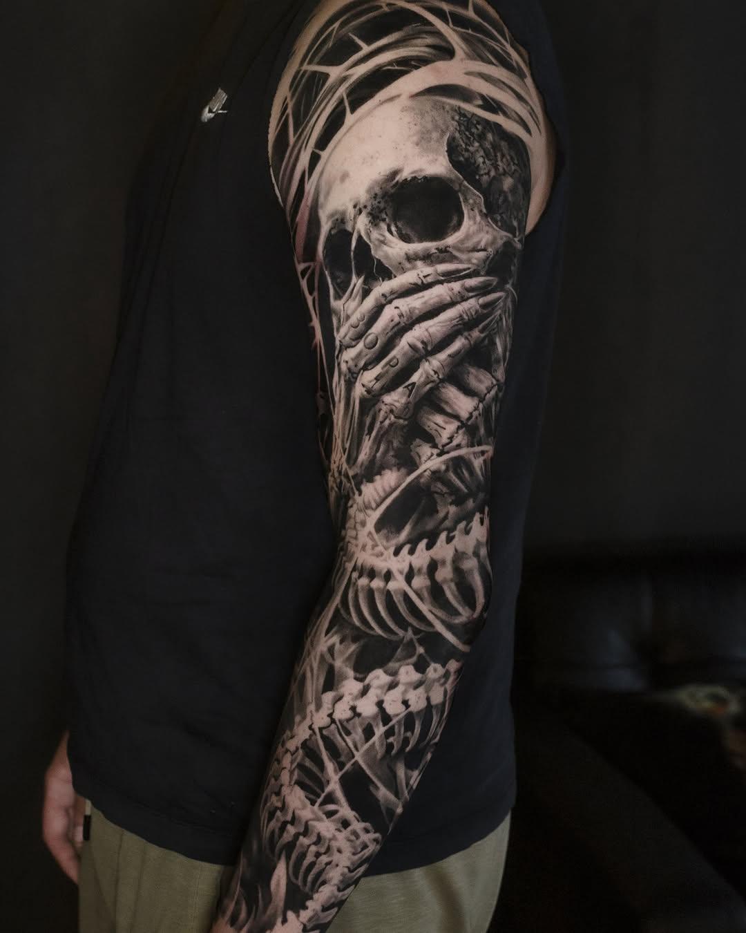 Tatouage crâne main réaliste — martins_tattoos