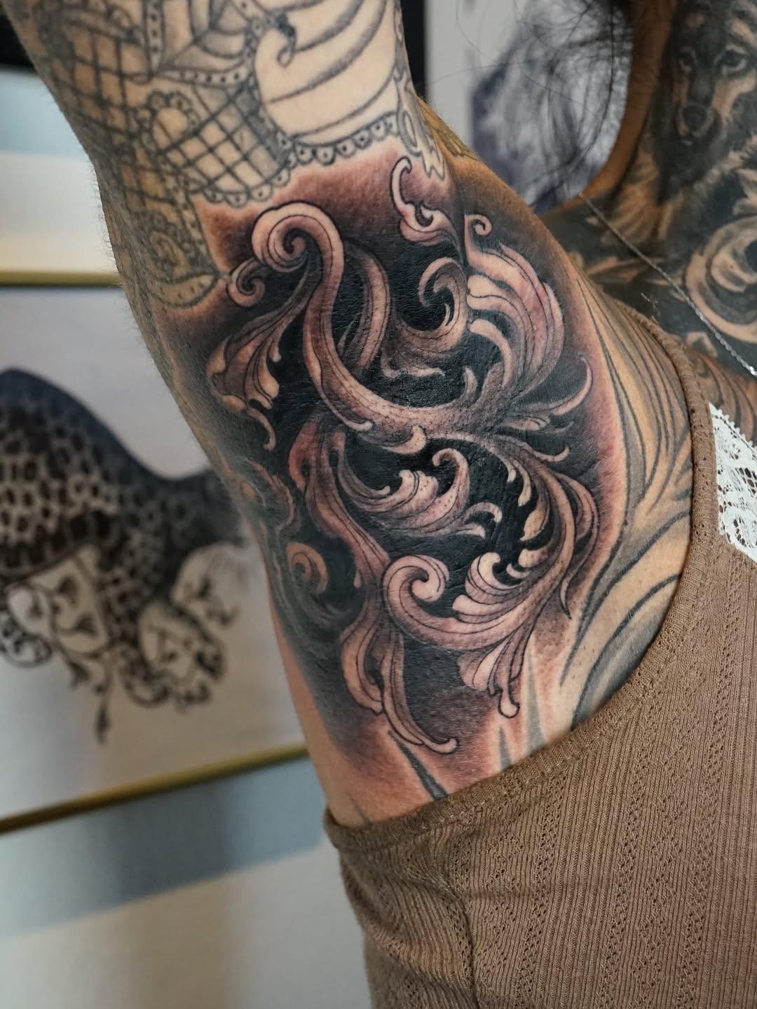 Tatouage baroque ornemental aisselle — particule.ttt