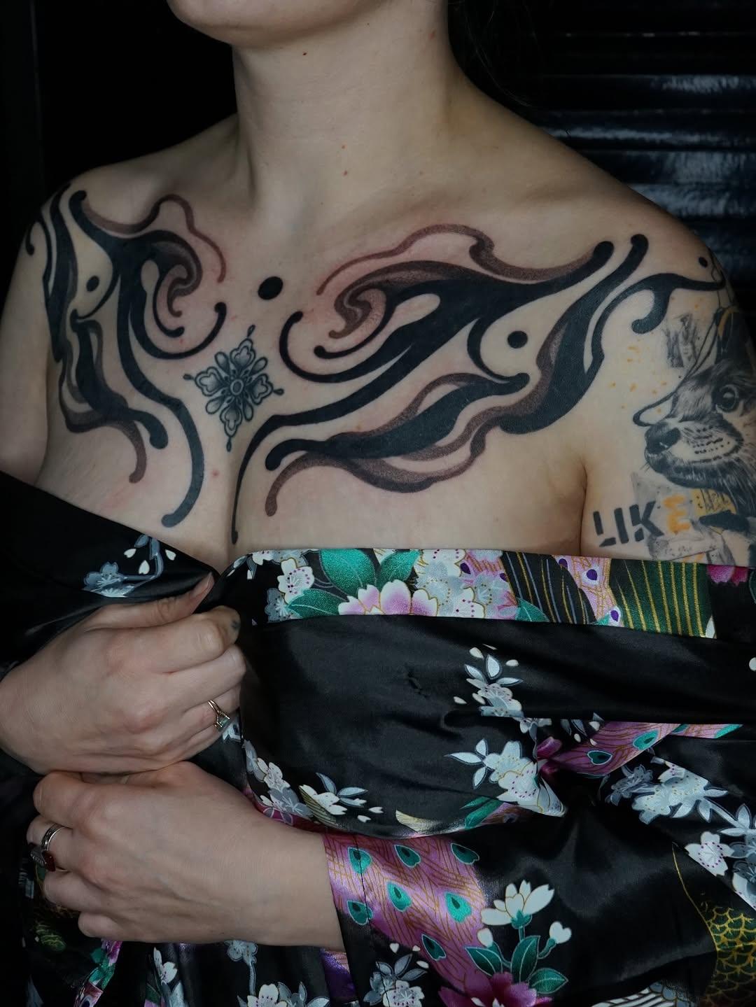 Tatouage abstrait ornemental poitrine néo-trad — particule.ttt