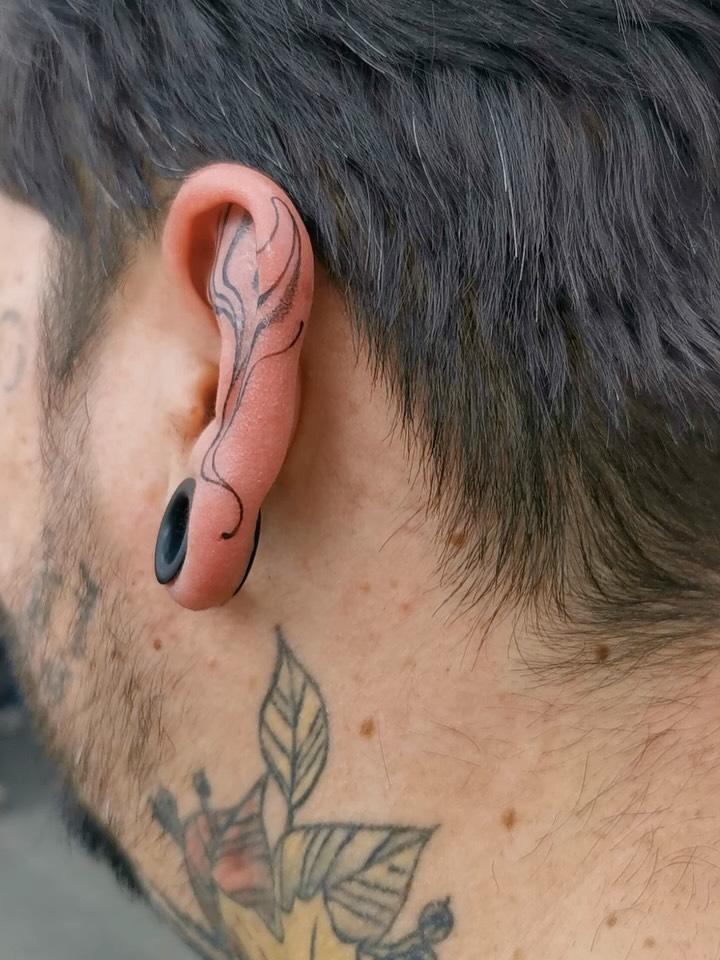 Tatouage oreille et cou floraux fine line — particule.ttt