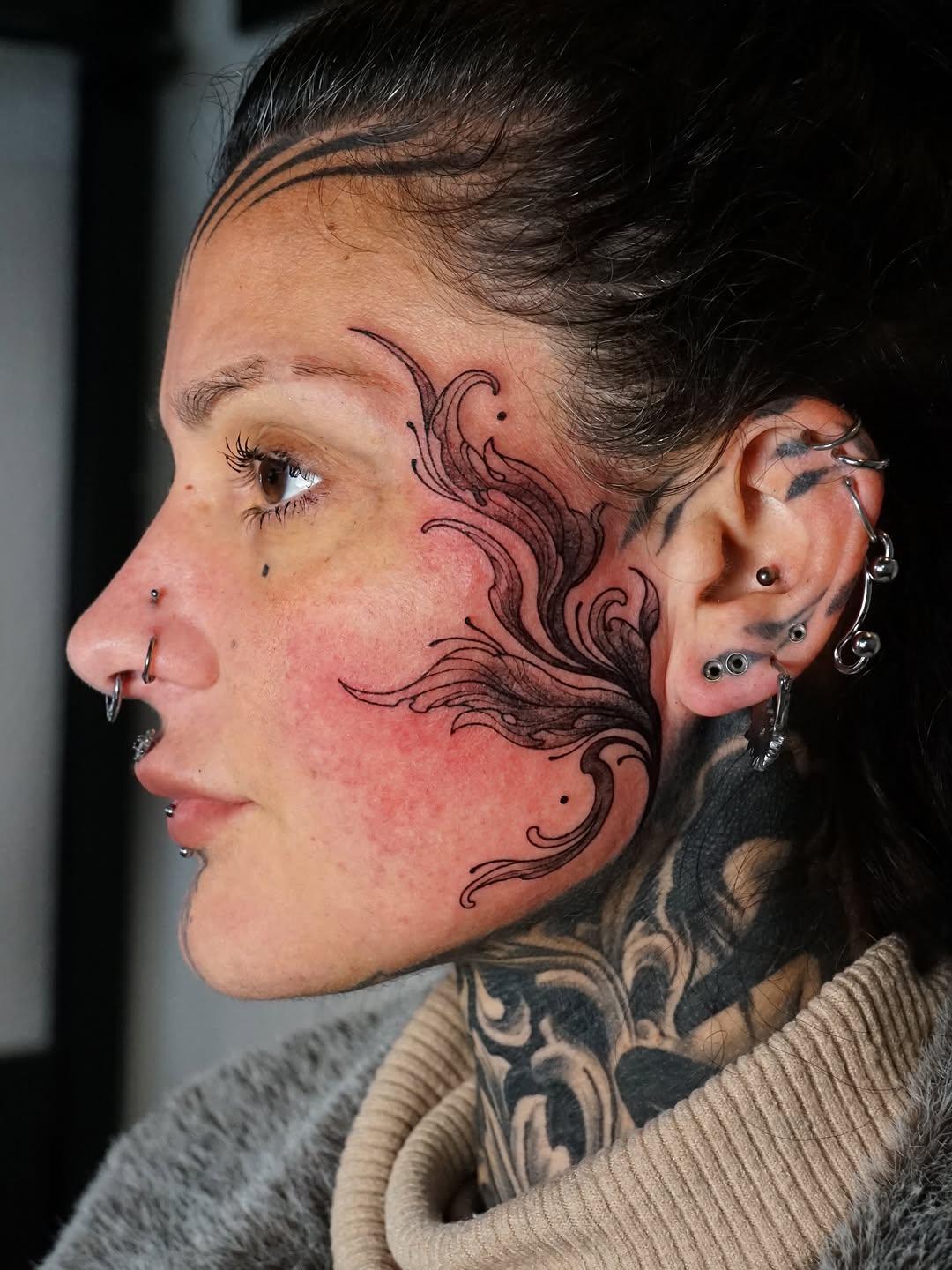 Tatouage ornemental baroque au visage — particule.ttt