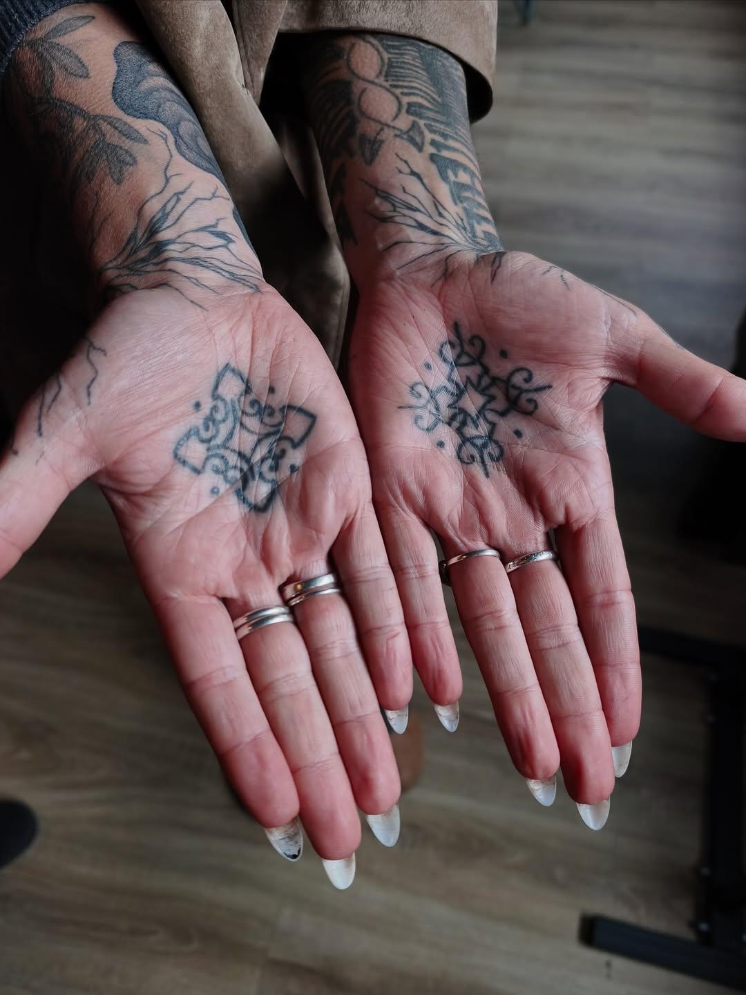 Tatouage paumes ornementales — particule.ttt