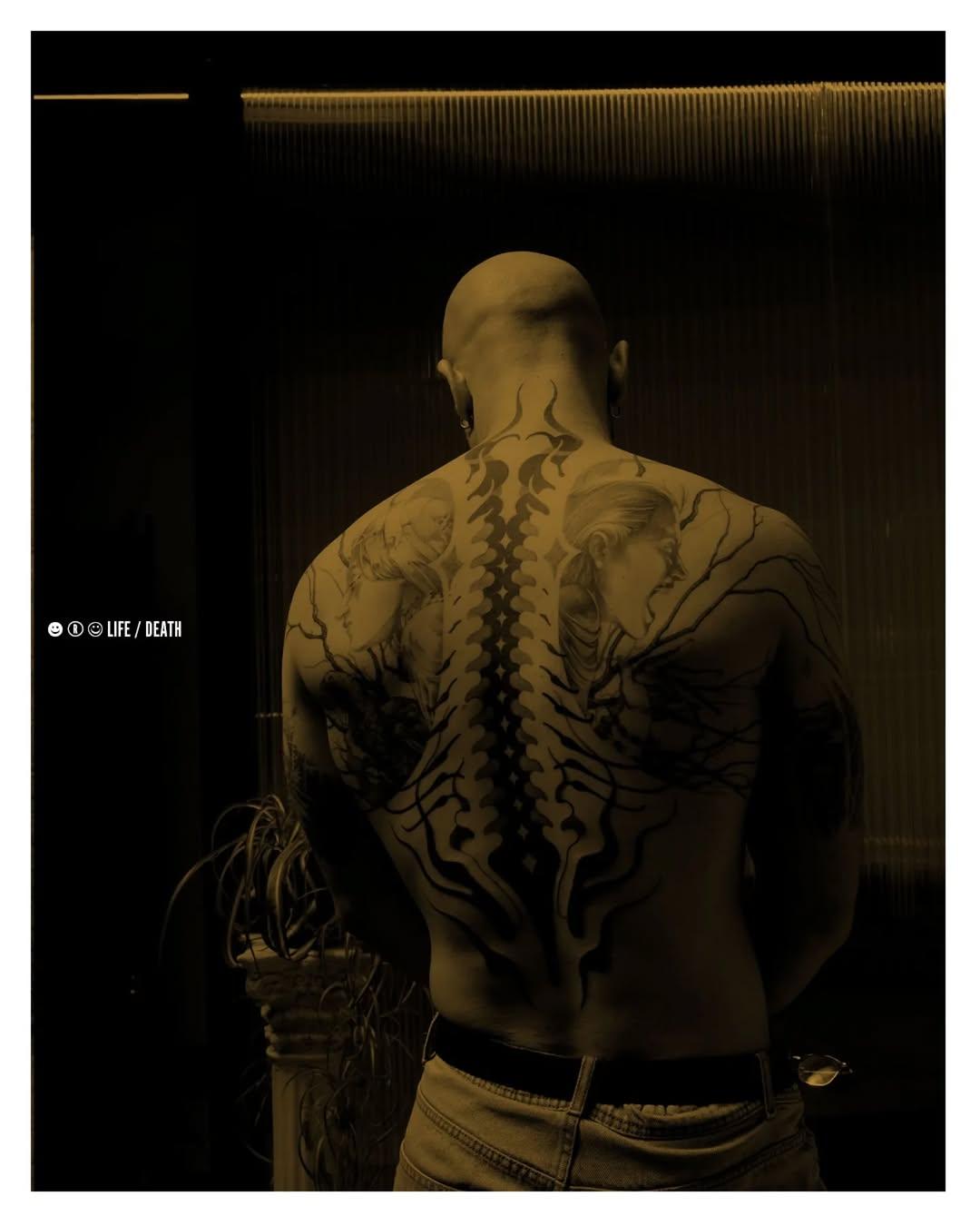 Tatouage backpiece Vie/Mort ornemental black & grey — alex_dalessio