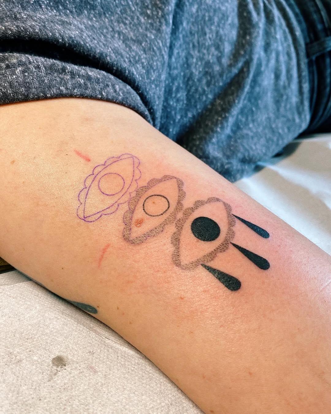 Tatouage œil handpoke flash — annasuperpoke