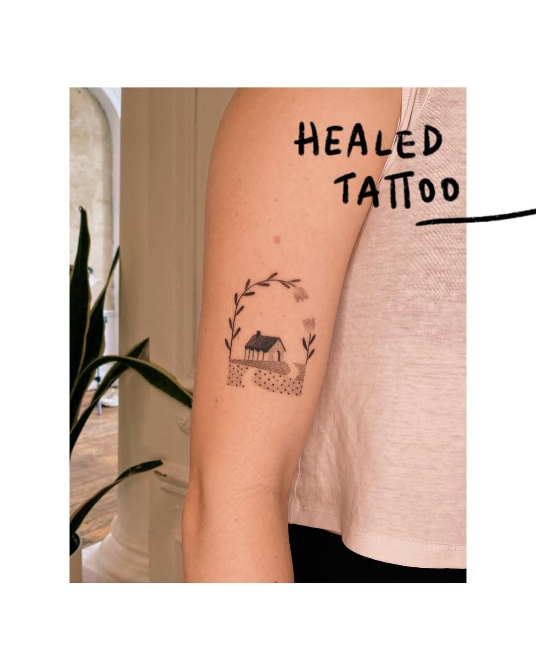 Tatouage maison minimaliste handpoke dotwork — annasuperpoke