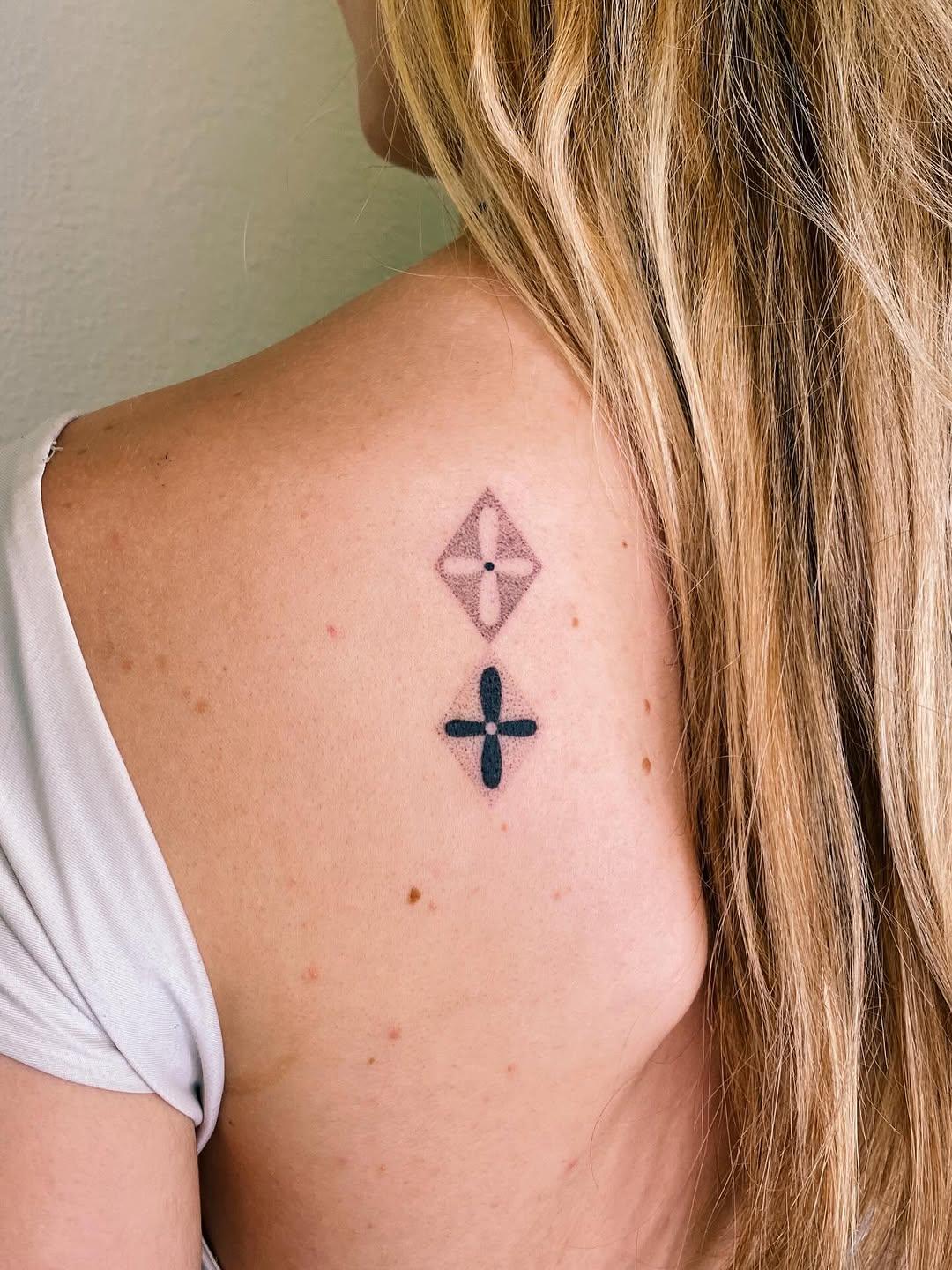Tatouages géométriques minimalistes handpoke — annasuperpoke