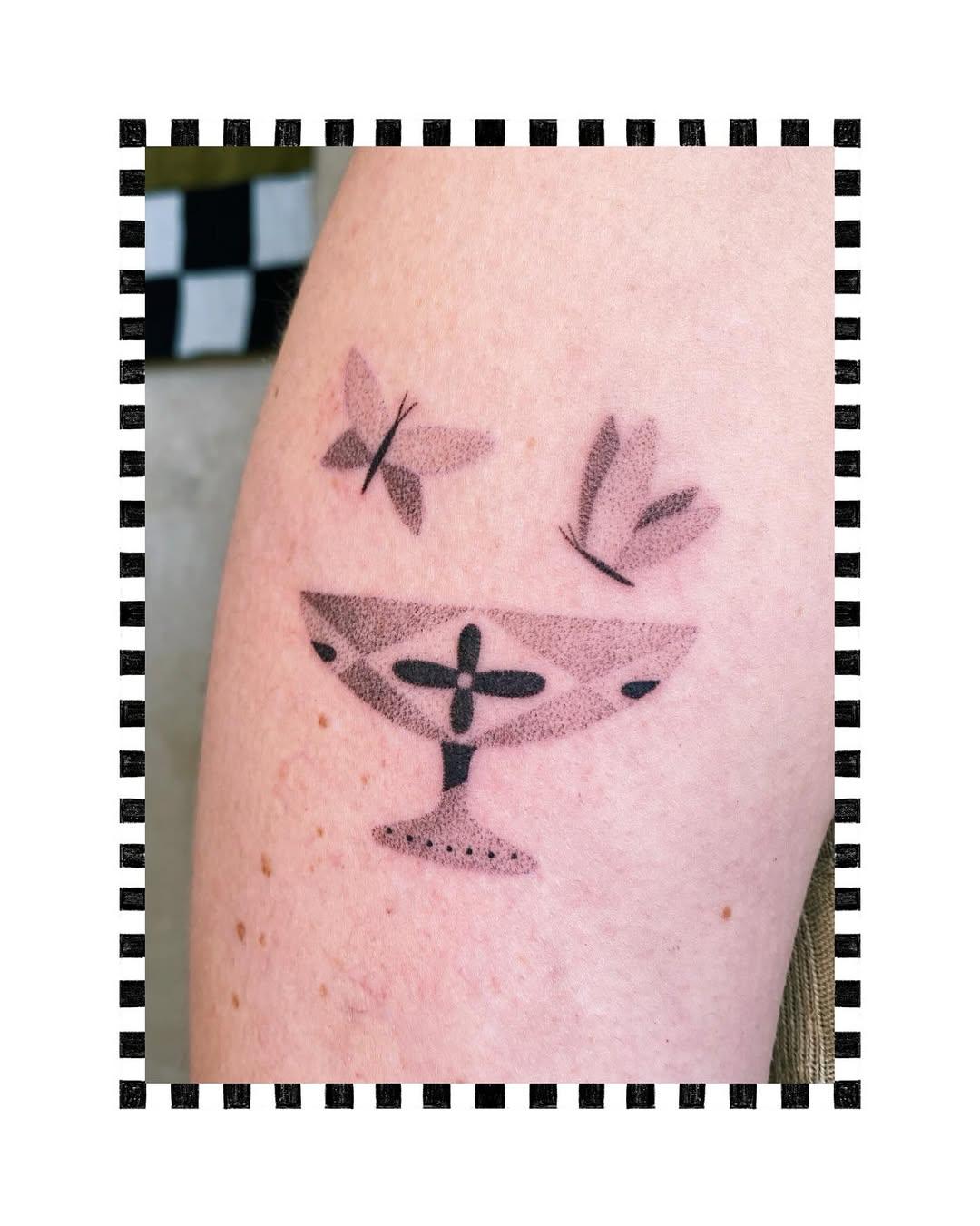 Tatouage papillon handpoke flash — annasuperpoke