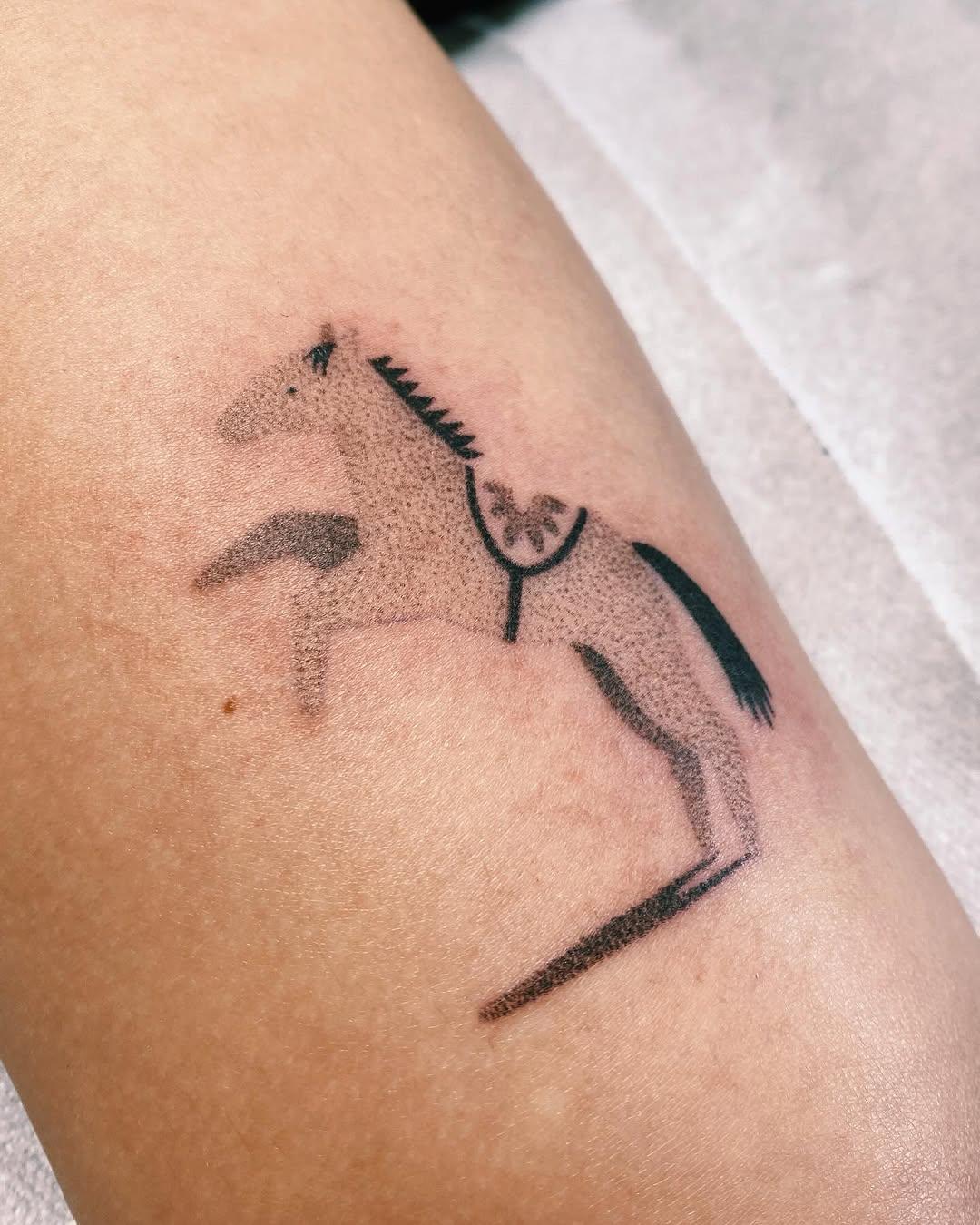 Tatouage cheval de manège handpoke minimaliste — annasuperpoke