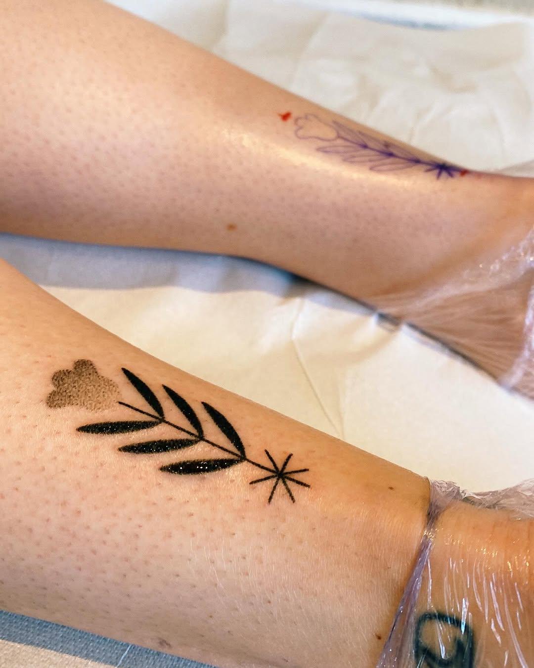 Tatouage floral symétrique handpoke — annasuperpoke