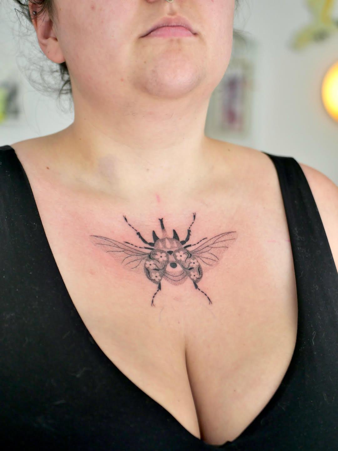 Tatouage insecte volant illustratif — bardou_tattoo