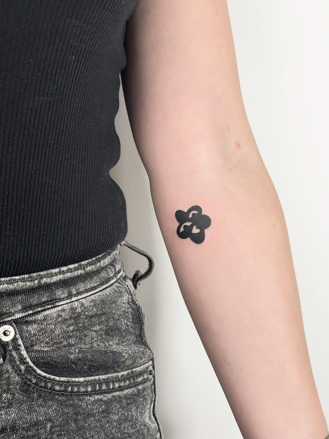 Tatouage fine line — bayaticha