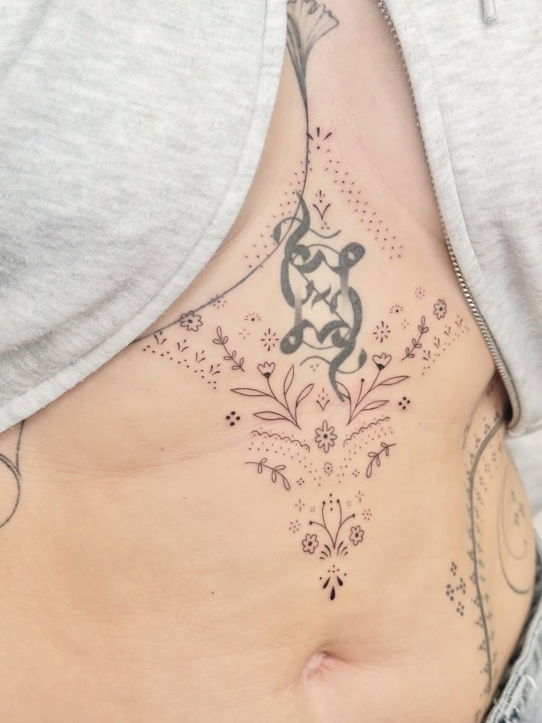 Tatouage ornemental fleuri fine line — bayaticha