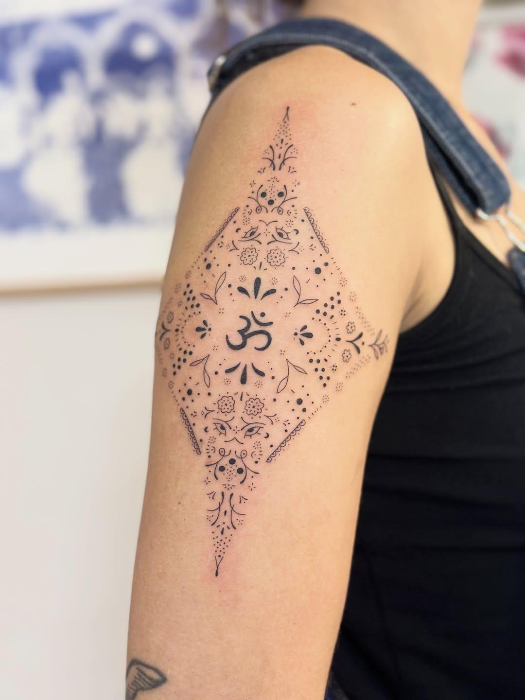 Tatouage mandala ornemental OM floral — bayaticha