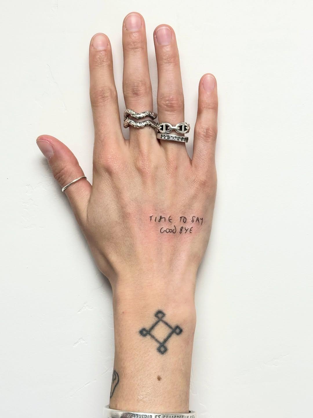 Tatouage texte et géométrique fine line — bayaticha