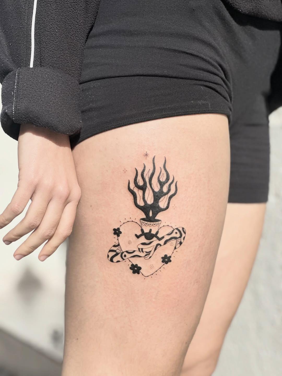 Tatouage floral fine line — bayaticha