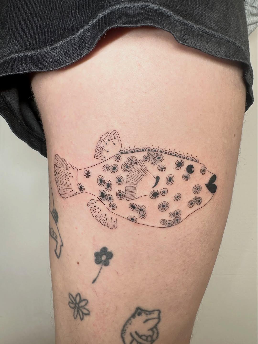 Tatouage poisson patate fine line — bayaticha