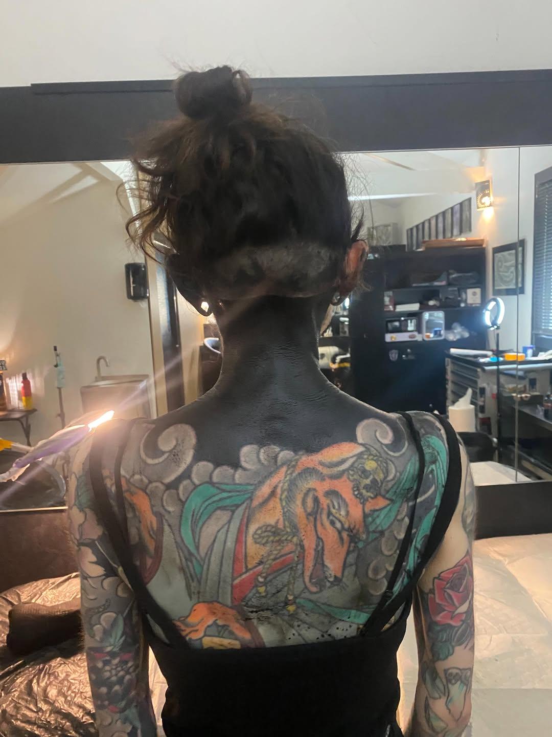 Tatouage blackout cou blackwork — dekalcomanu_