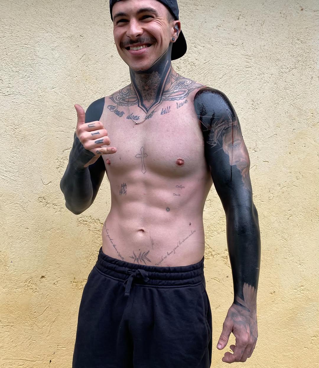 Tatouage blackout bras blackwork — dekalcomanu_