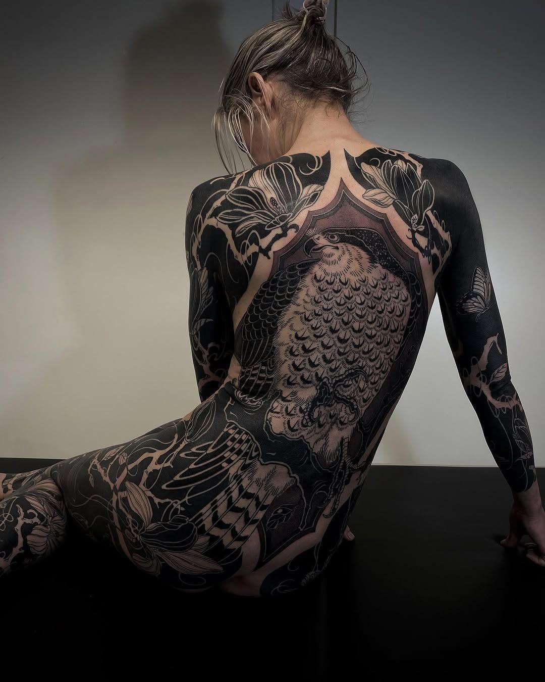 Tatouage faucon et magnolia néo-trad black & grey — gakkinx