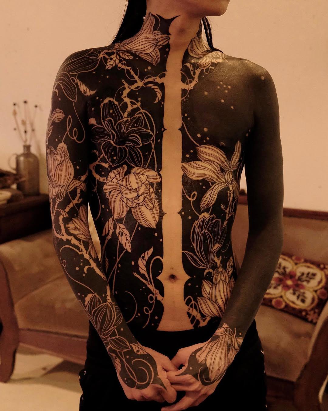 Tatouage magnolias bodysuit fine line ornemental — gakkinx