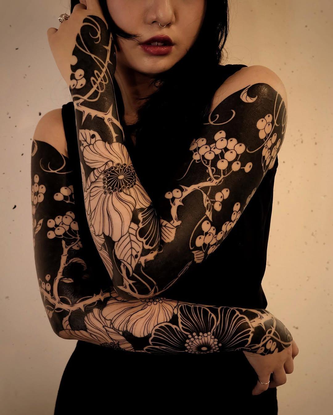 Tatouage baies et fleurs botanique black & grey — gakkinx