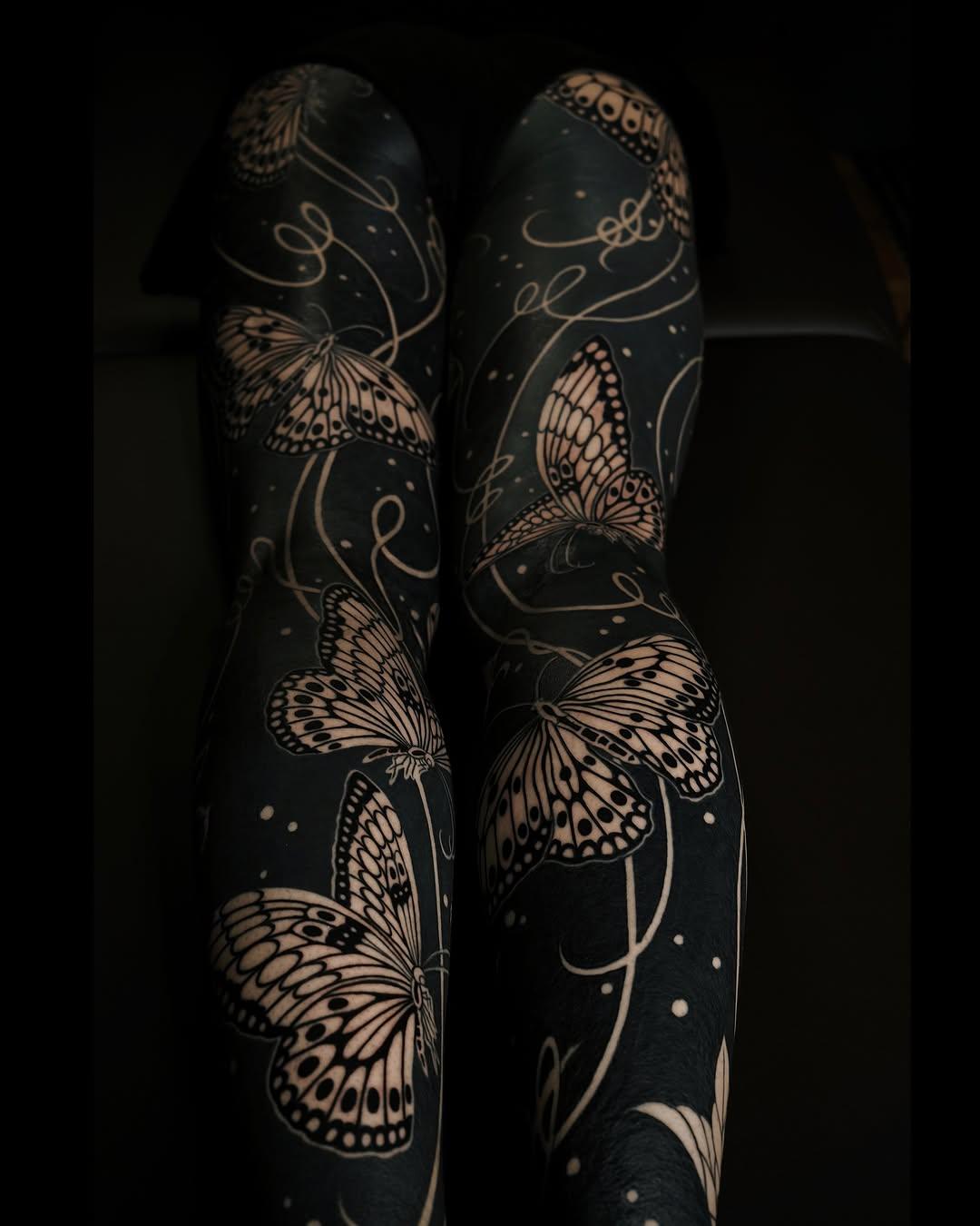 Tatouage papillons et fleurs néo-trad blackwork — gakkinx