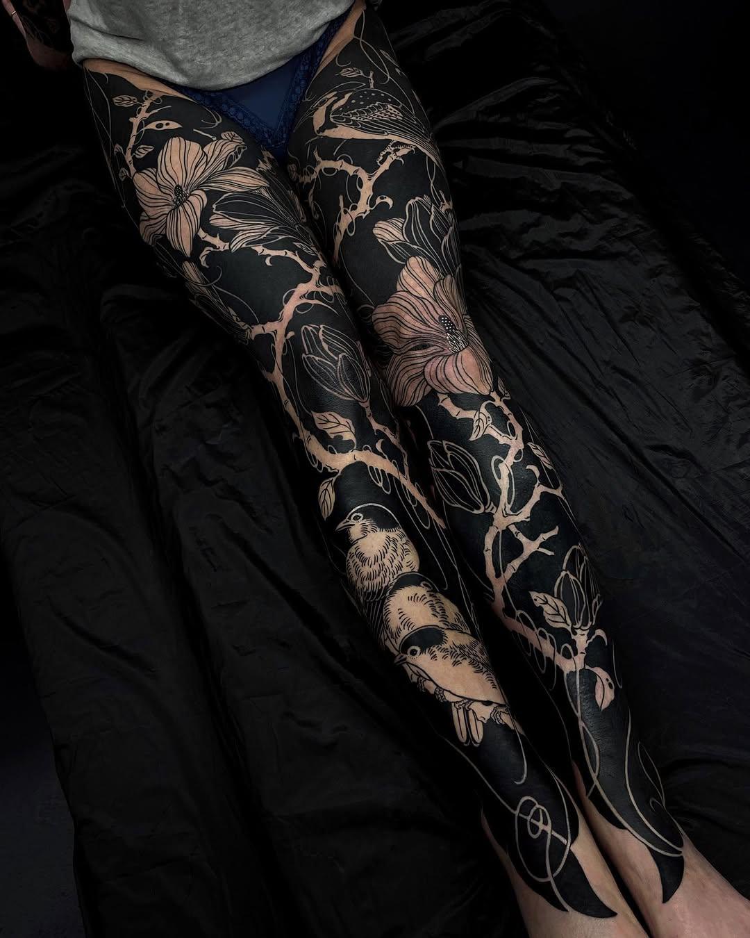 Tatouage manche de jambe oiseaux et fleurs néo-trad — gakkinx
