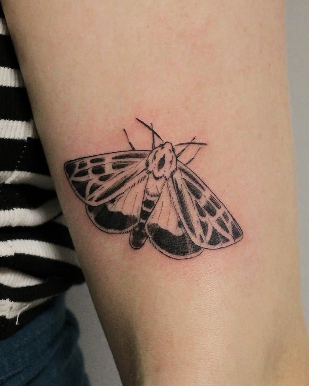Tatouage papillon de nuit tigré gravure — guillaume.ltf