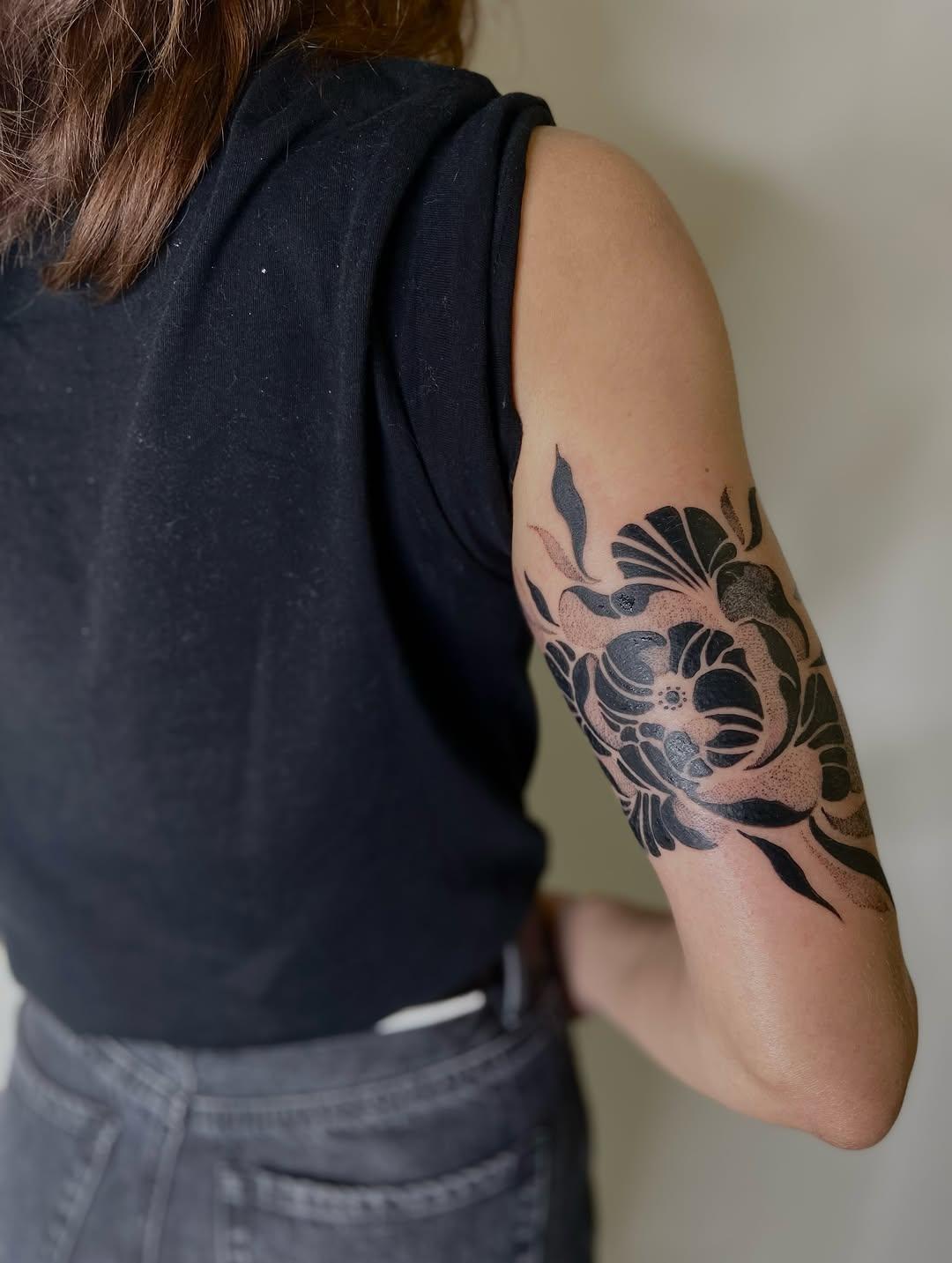 Tatouage floral fine line — mellegee