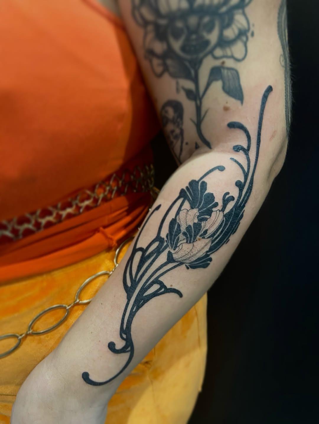 Tatouage floral fine line — mellegee
