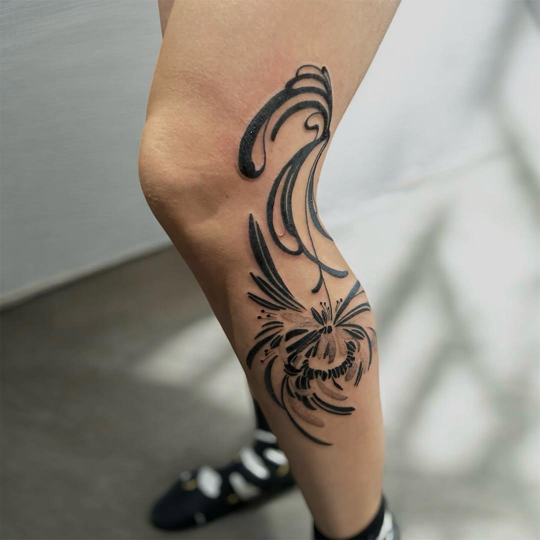 Tatouage chrysanthème floral jambe — mellegee
