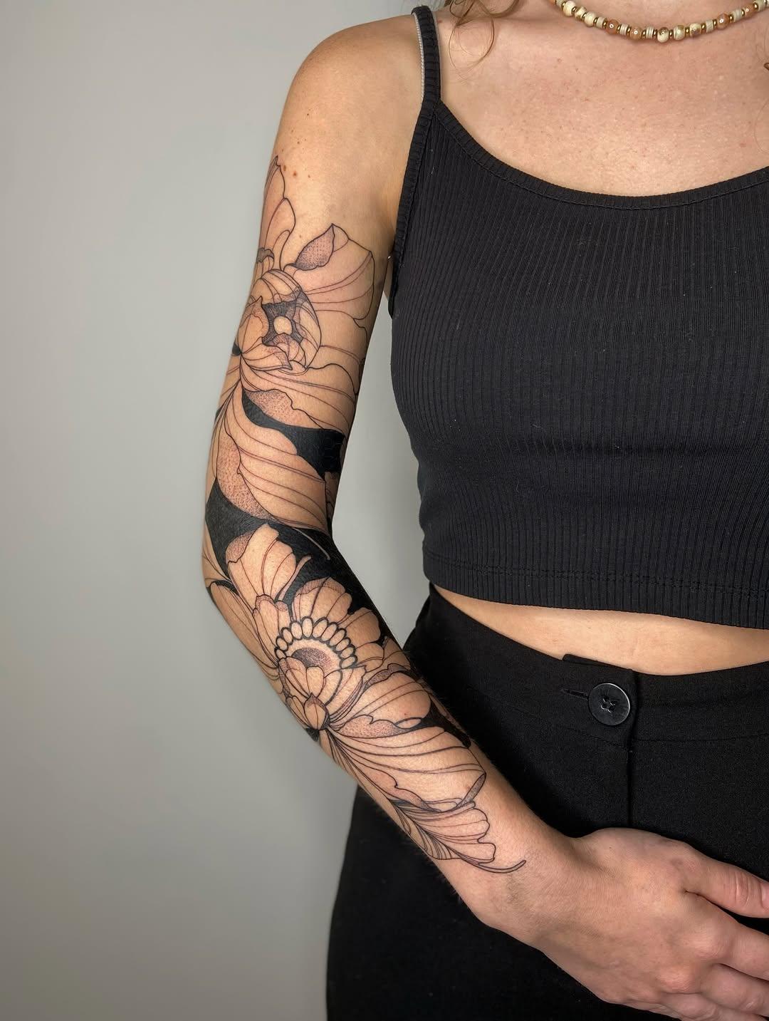 Tatouage floral bras fine line — mellegee