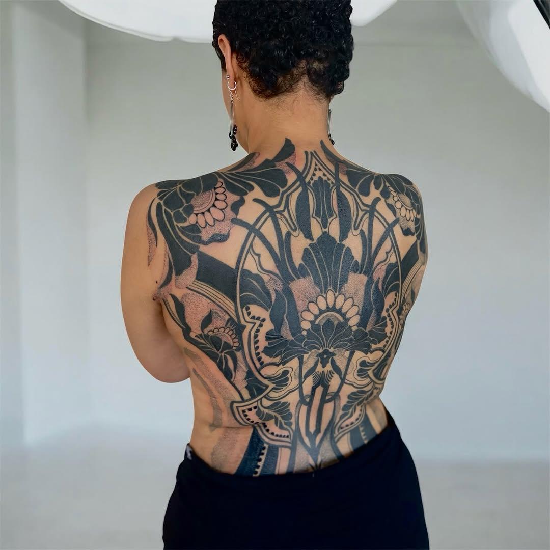 Tatouage floral dos blackwork — mellegee
