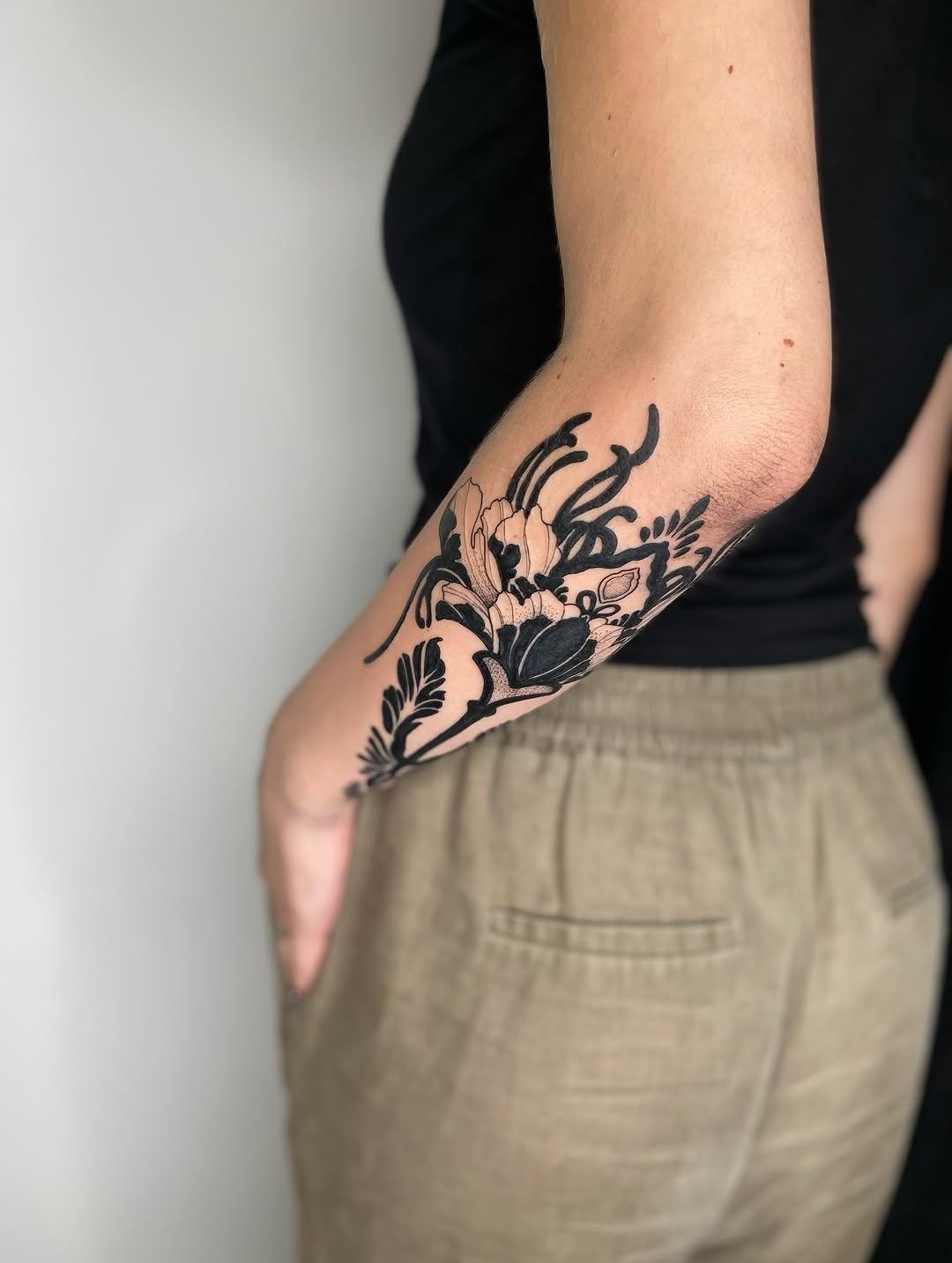 Tatouage floral fine line — mellegee