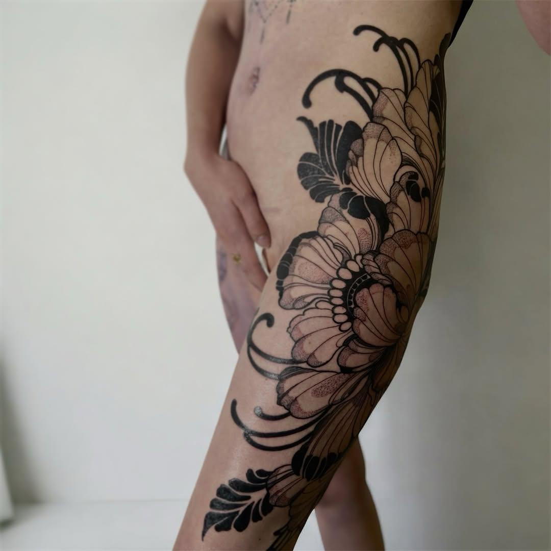 Tatouage floral en symétrie fine line — mellegee