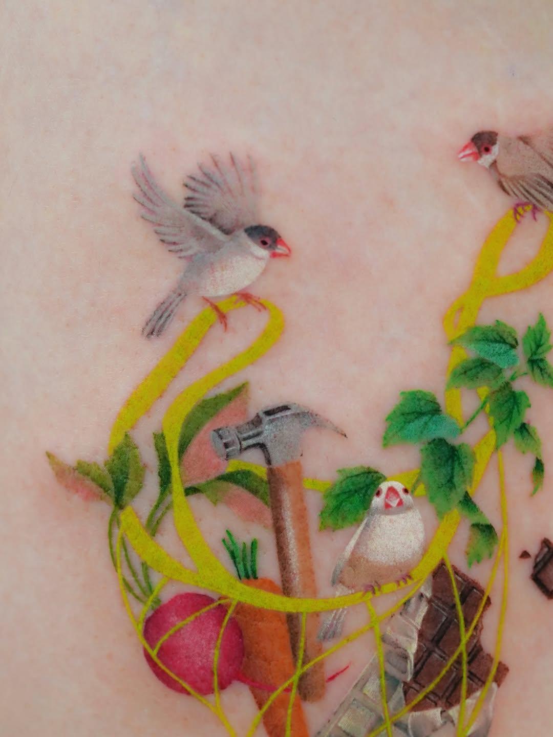 Tatouage oiseau dans filet fine line — salt_inkso