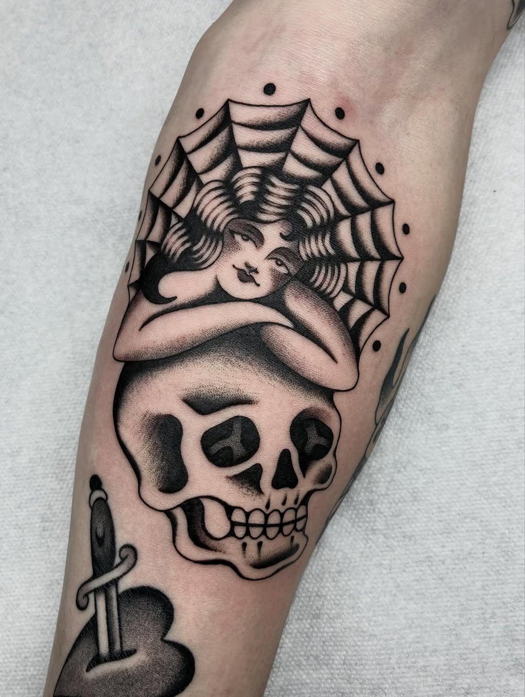 Tatouage femme et crâne néo-trad old school — sarah.turbang.ttt