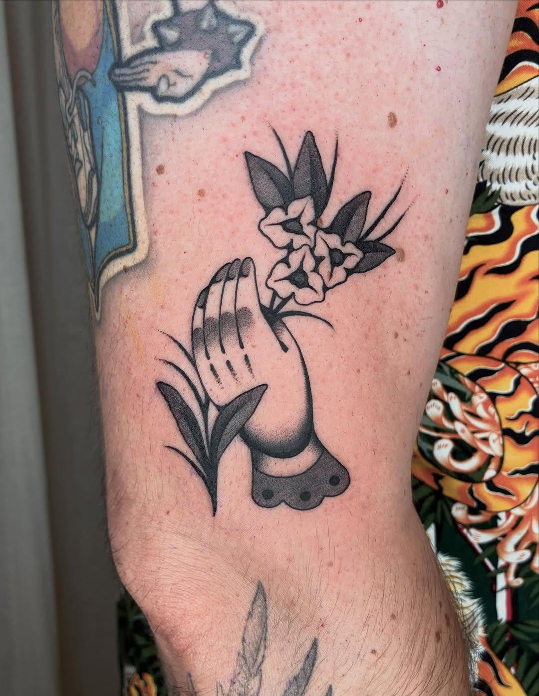 Tatouage main tenant un bouquet de fleurs — sarah.turbang.ttt