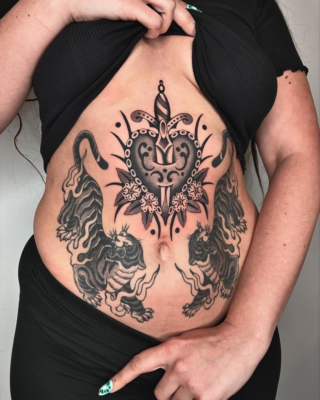 Tatouage deux tigres old school cicatrisés — sarah.turbang.ttt