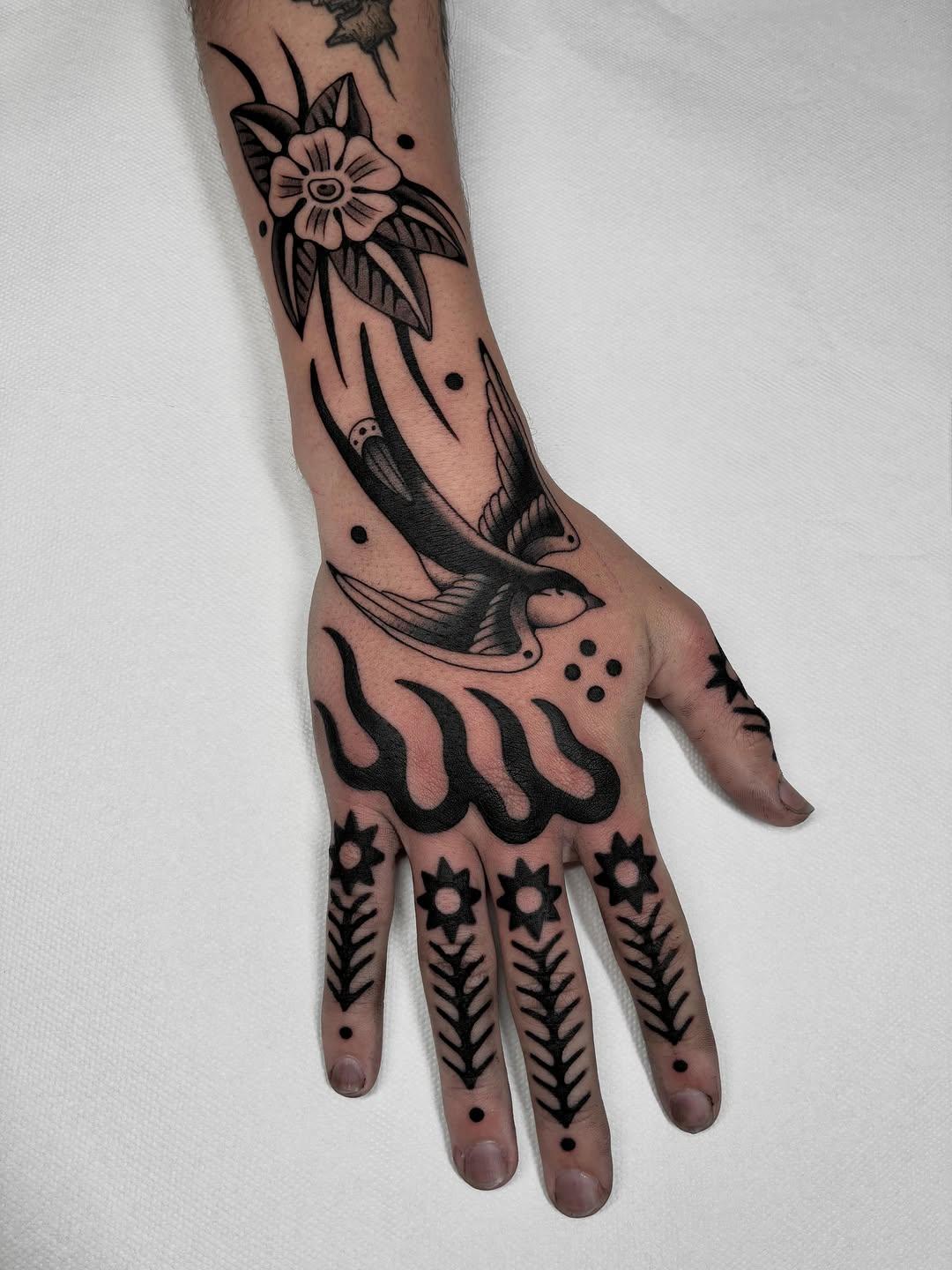 Tatouage oiseau et fleur old school — sarah.turbang.ttt