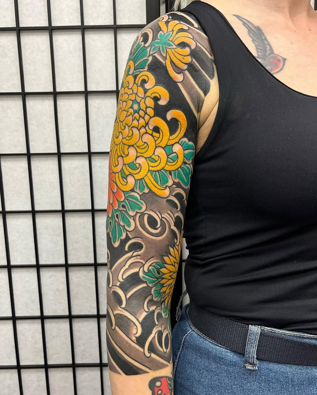 Tatouage Manche japonaise fleurs dragons — marcosortegatattoo