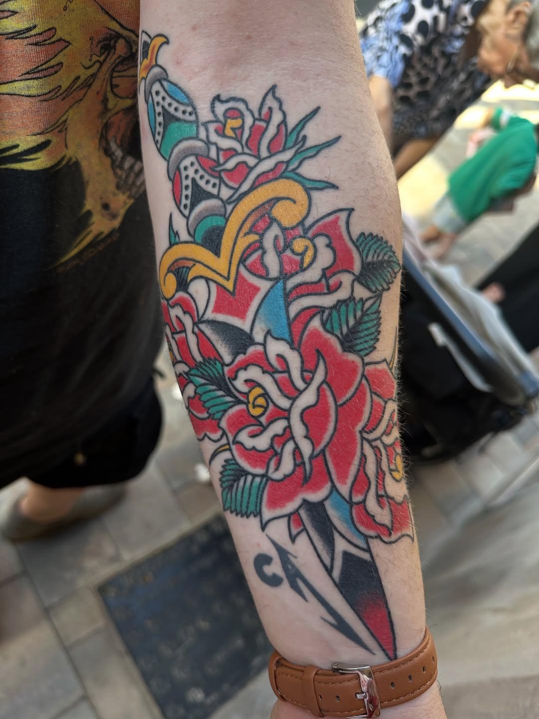 Tatouage Composition fleurs cœur dague — marcosortegatattoo