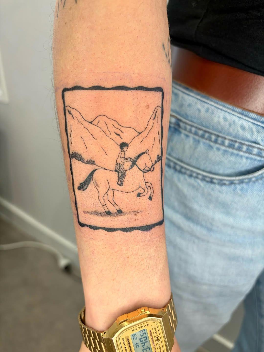 Tatouage cavalier en montagne fine line — tarie.mattoo